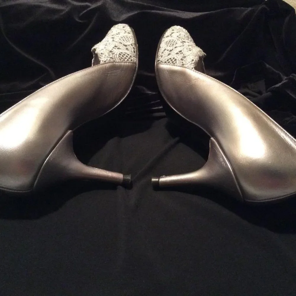 STUART WEITZMAN 2 1/2"heels 'Chantelle',Silver, Leather& lace, Crystals Size 6.5 - Picture 9 of 10